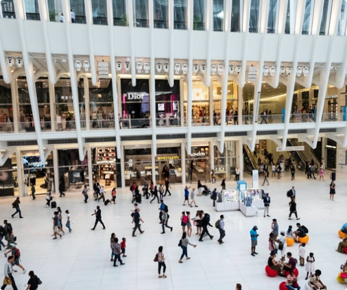 gran cantidad de personas en un centro comercial