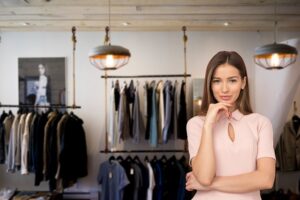 Mujer esperando clientes en Tienda de Ropa - contador de personas para tiendas méxico